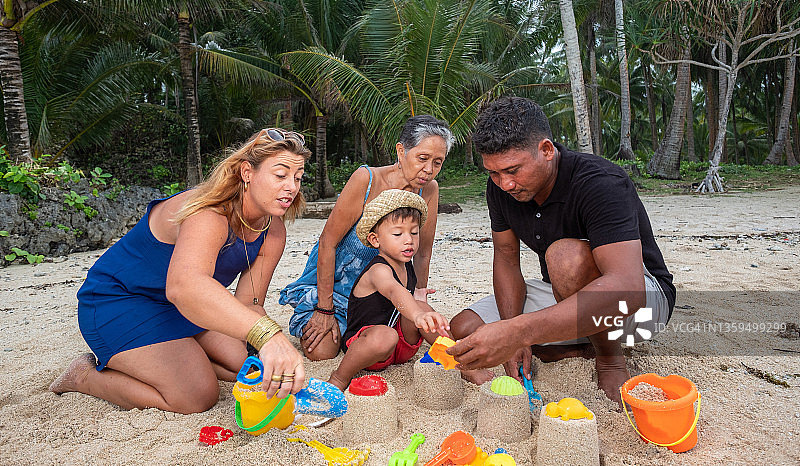 一家人在沙滩上堆沙堡图片素材