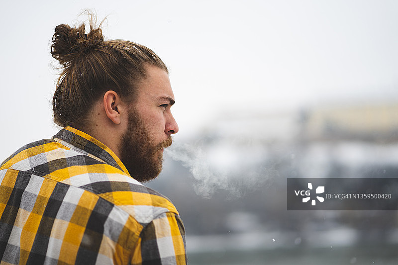 吸烟的男人图片素材