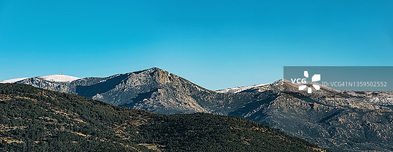 阳光明媚的瓜达拉马山脉全景图片素材