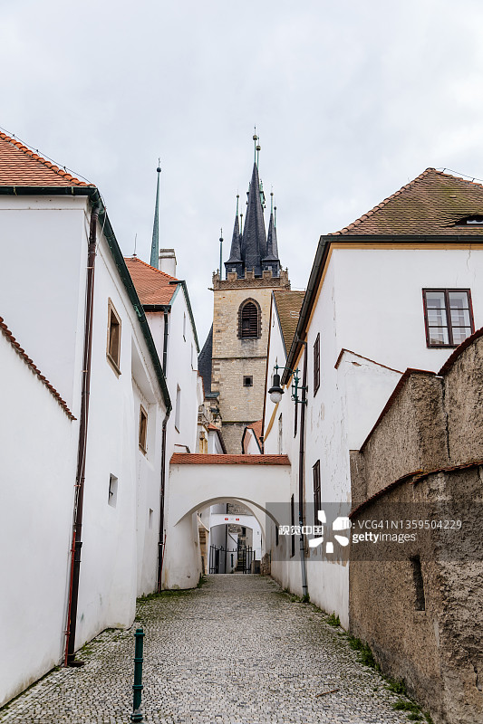 中世纪城市历史中心狭窄的街道和圣尼古拉斯教堂的尖顶图片素材
