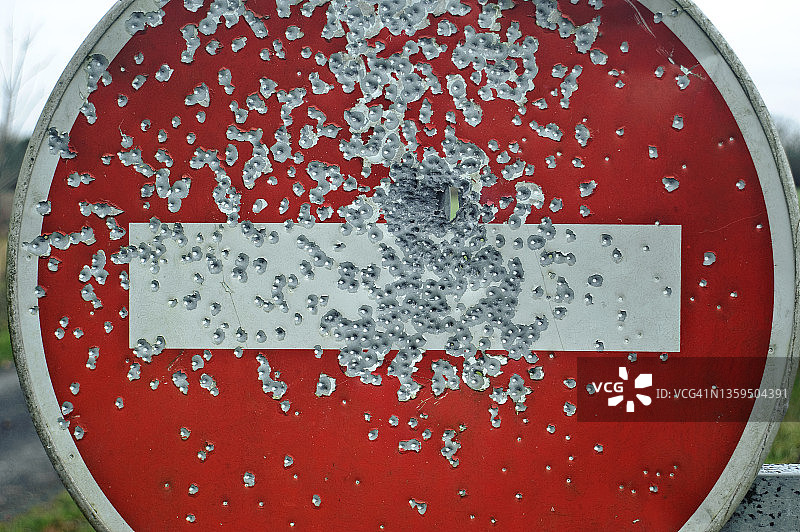 禁止入内标志上的铅弹痕迹图片素材