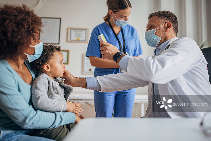 小男孩在看医生图片素材