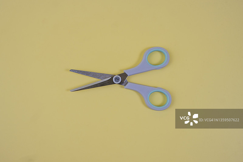 黄色背景上的剪刀图片素材