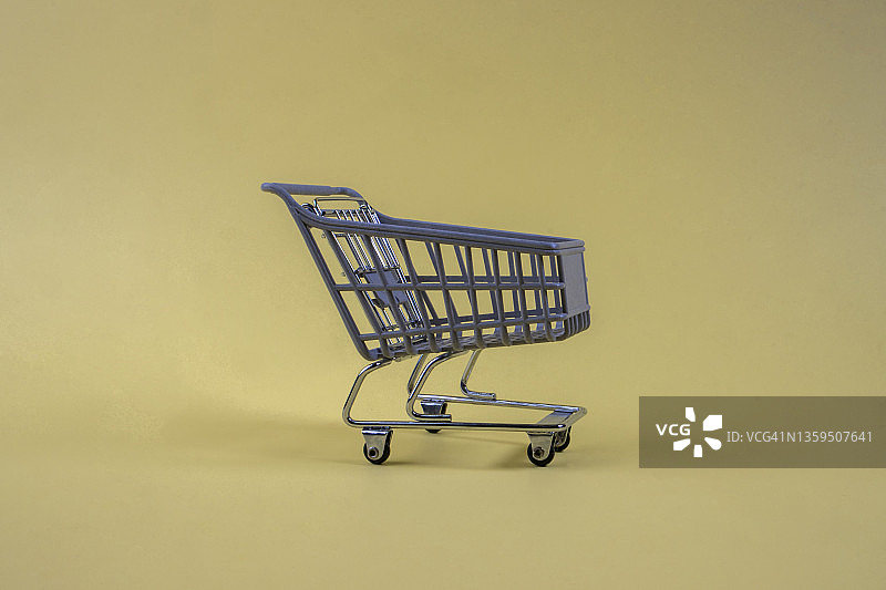 黄色背景上的购物车图片素材