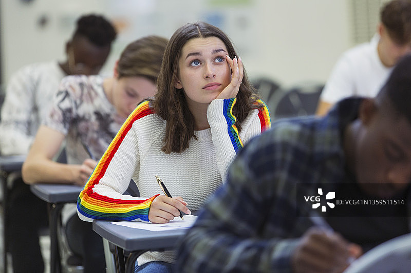 参加考试的高中女生图片素材
