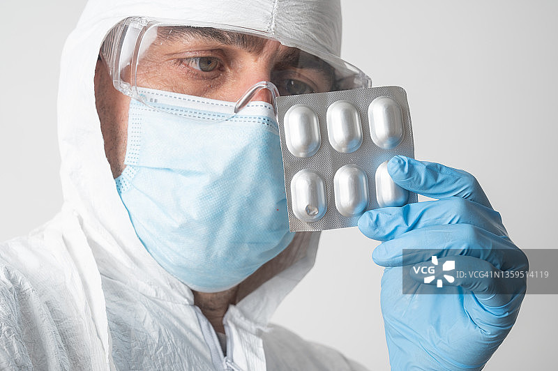 科学家防护服研究病毒图片素材