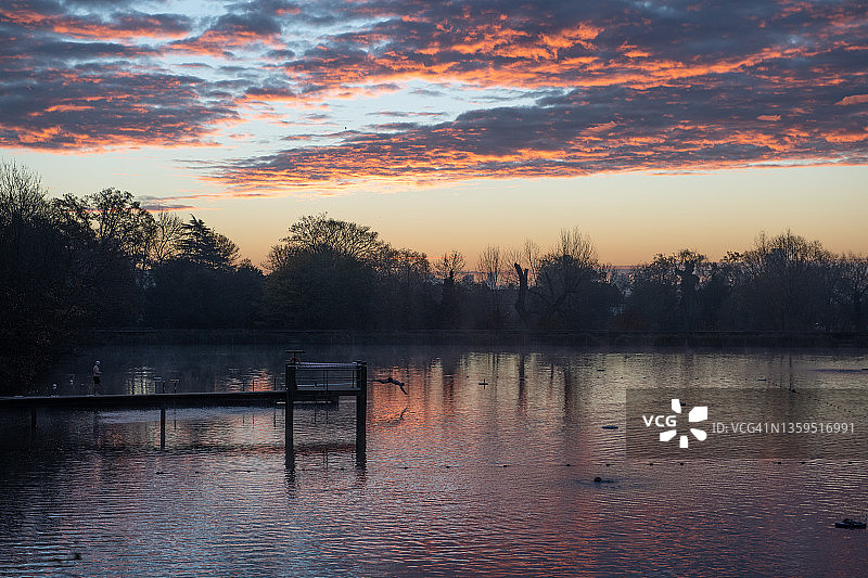 伦敦汉普斯特德希思的男子游泳池图片素材