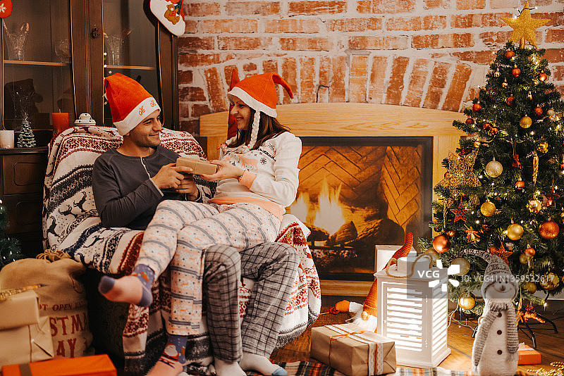 年轻夫妇在家庆祝圣诞节图片素材