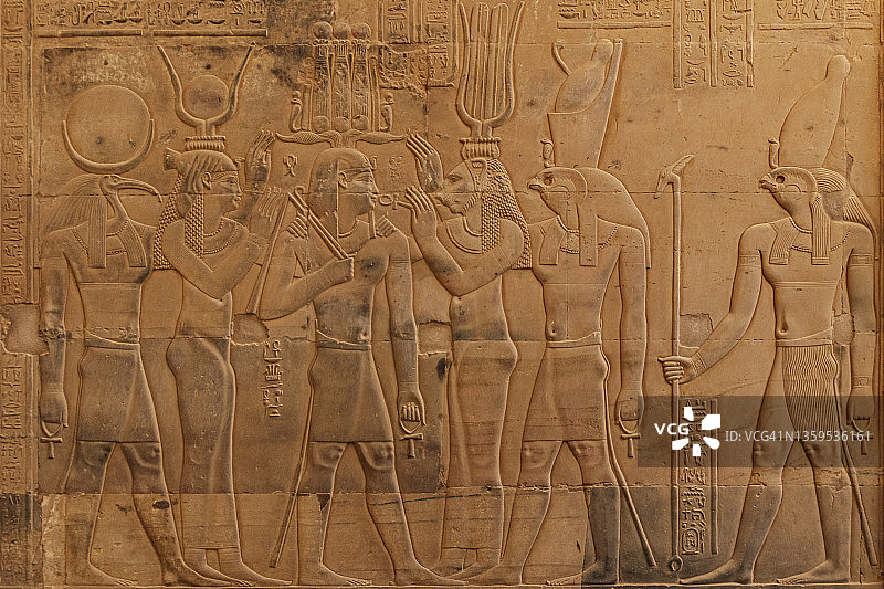 埃及阿斯旺孔翁波神庙的浮雕图片素材