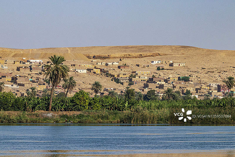 尼罗河畔的埃及村庄图片素材
