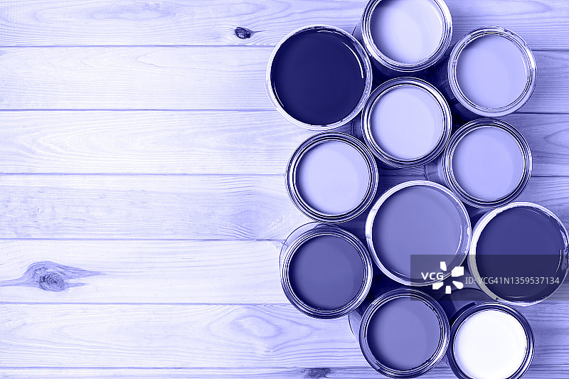 木地板上的紫色颜料罐，平铺构图，2022流行色图片素材