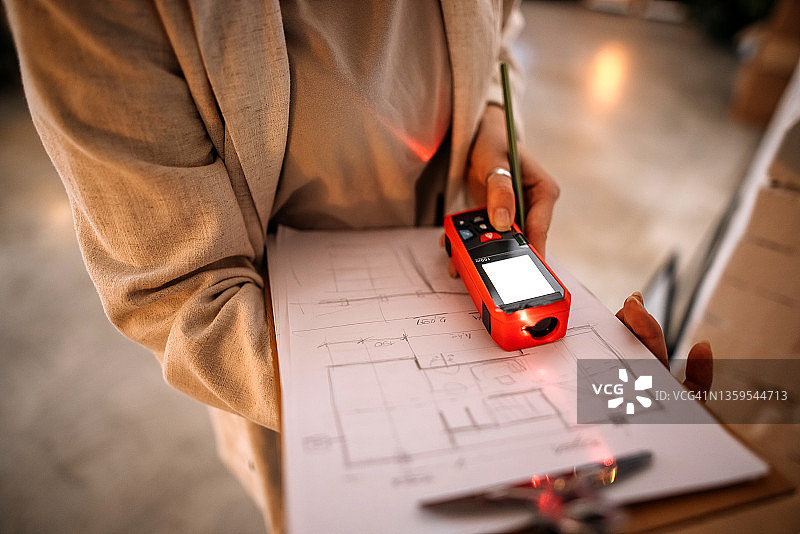 女建筑师研究建筑设计图图片素材