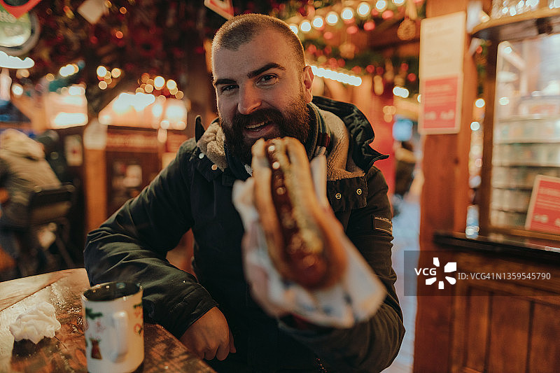 在圣诞市场吃香肠图片素材