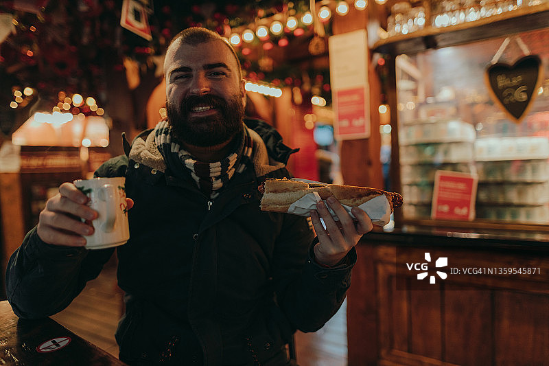 在圣诞市场上吃香肠喝热红酒图片素材