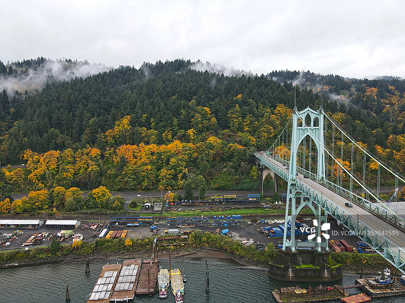 阴天下的圣约翰斯桥和森林公园图片素材