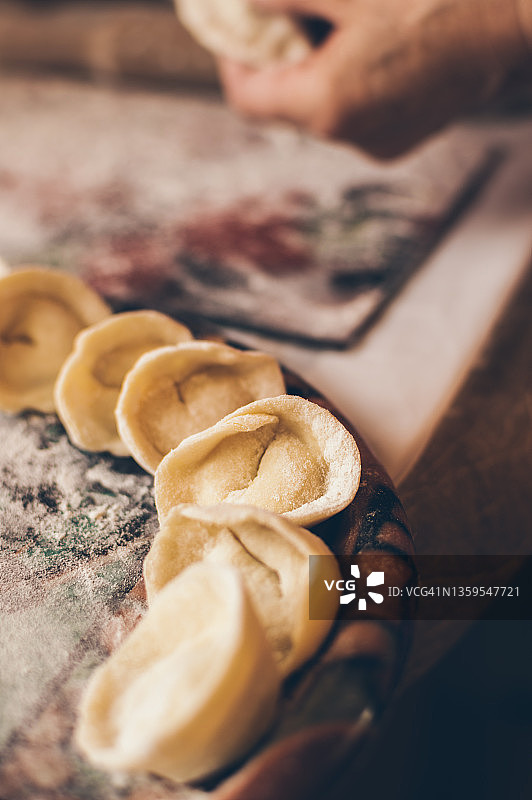 托盘上的肉馅饺子图片素材