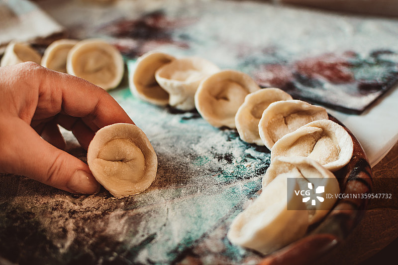 托盘上的肉馅饺子图片素材