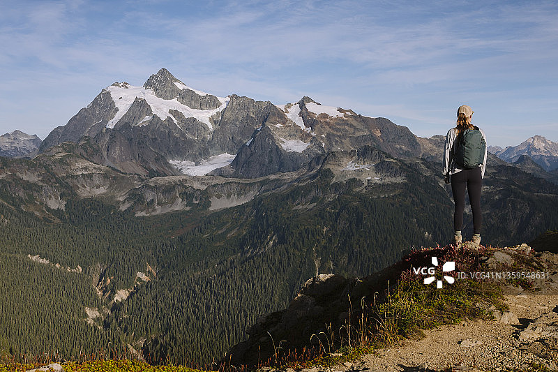 女徒步旅行者站在山谷上方，眺望舒克桑山图片素材