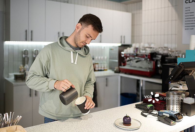 男人在现代咖啡店工作图片素材