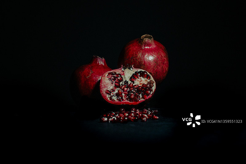 黑色桌子上的石榴图片素材
