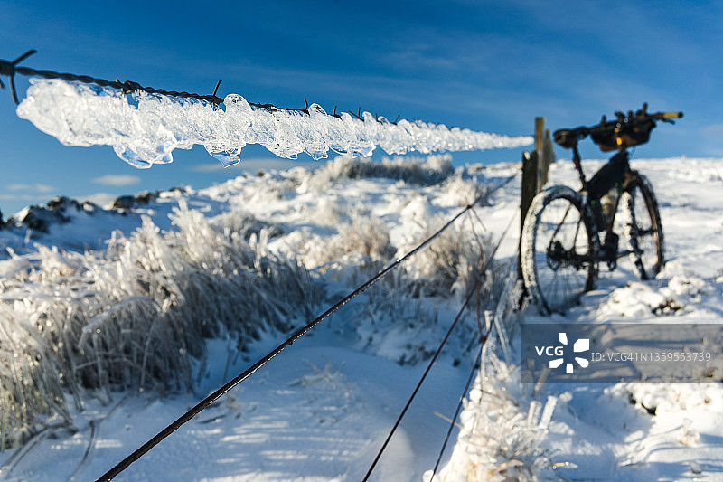 冰冷的带刺铁丝网和自行车图片素材