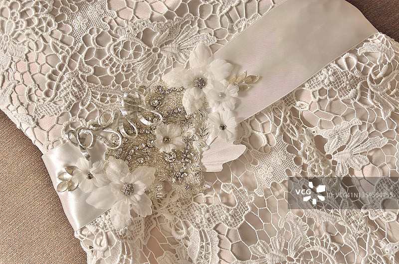 白色婚纱的复杂图案特写图片素材