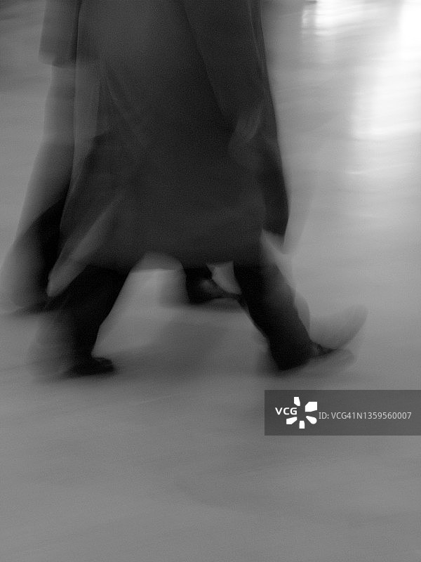 纽约车站大厅内两名男人的抽象动态照片图片素材