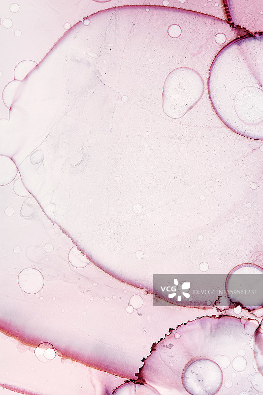 酒精墨水倾倒：白色背景上分离的流体艺术抽象花朵图片素材