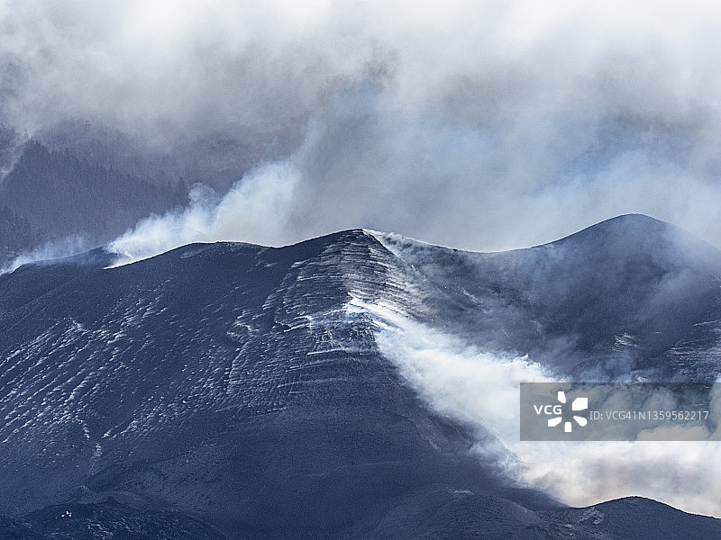 火山爆发的火山锥：老峰火山及其烟柱和熔岩图片素材