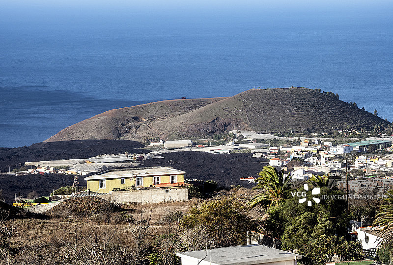 火山爆发摧毁房屋，加那利群岛拉帕尔马岛老峰火山图片素材