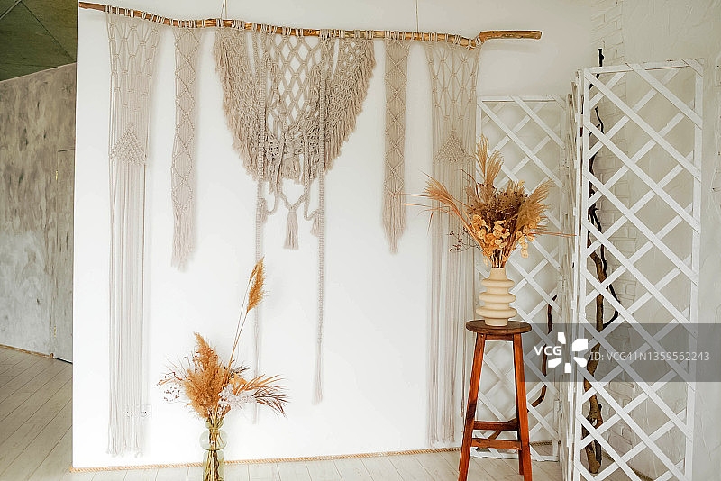 木架上摆放着一瓶插着干花的白色花瓶图片素材