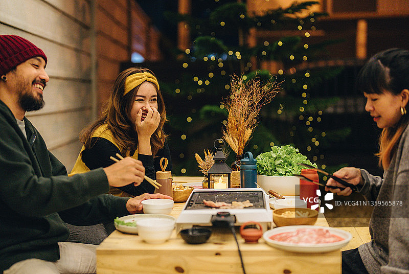 年轻朋友在户外享用晚餐图片素材