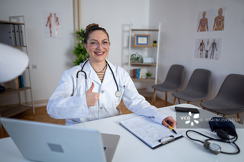 年轻女医生在办公室微笑肖像图片素材