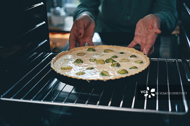 烤箱烘烤球芽甘蓝乳蛋饼图片素材