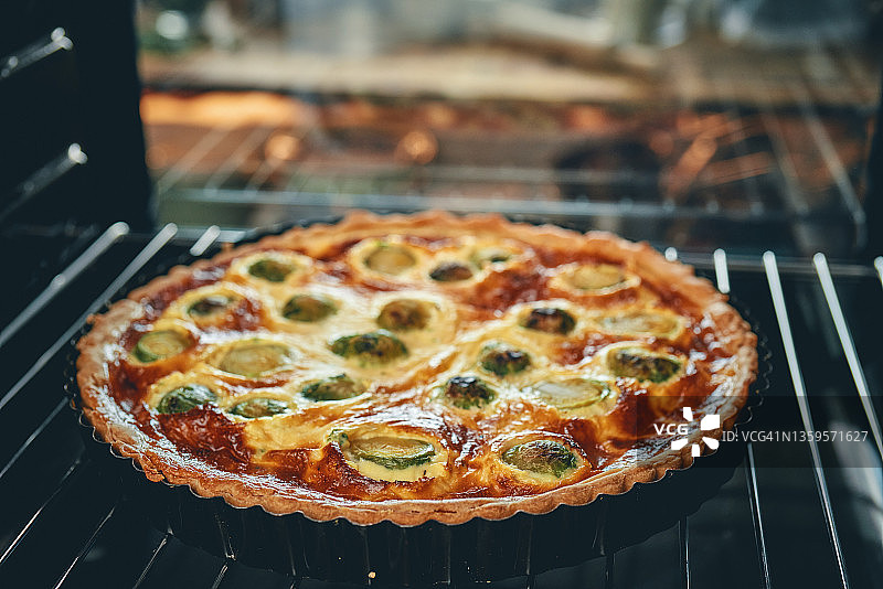 烤箱烘烤球芽甘蓝乳蛋饼图片素材