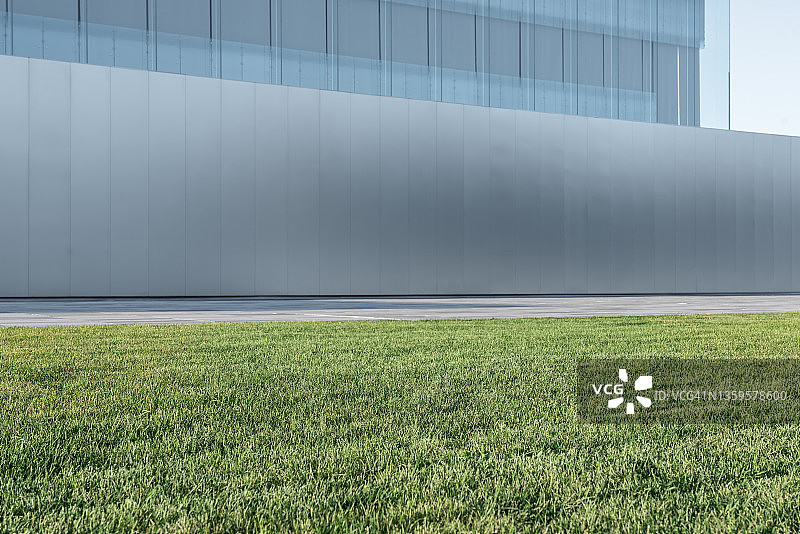 建筑物前停放汽车的草坪图片素材