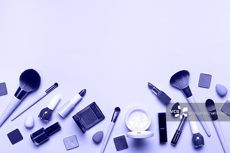 紫色化妆品套装平铺图，2022年度流行色图片素材