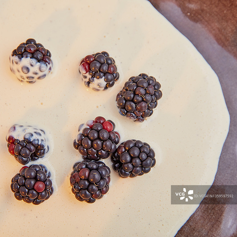 香草英式奶油和黑色覆盆子图片素材