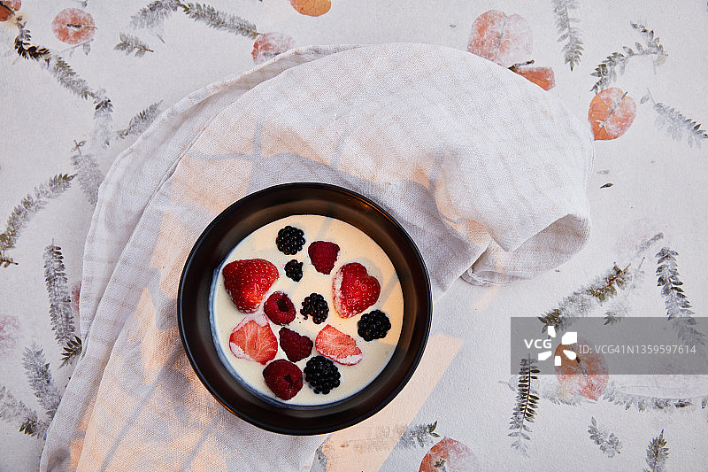 香草奶油冻上的水果图片素材