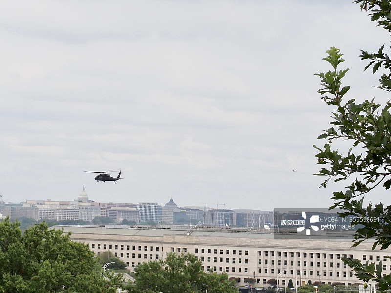 五角大楼与黑鹰直升机图片素材