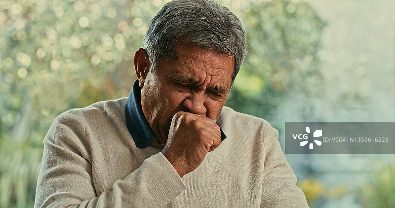 一位年长的男人在家咳嗽图片素材