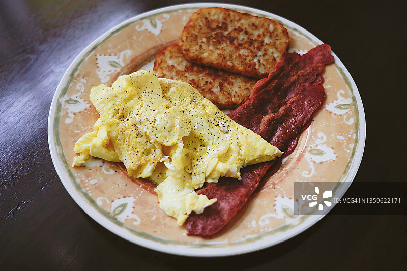 炒鸡蛋、火鸡培根和土豆饼图片素材
