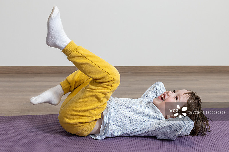 四岁男孩进行居家体育训练图片素材