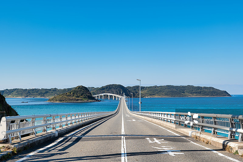 蓝天下横跨海洋的桥梁图片素材