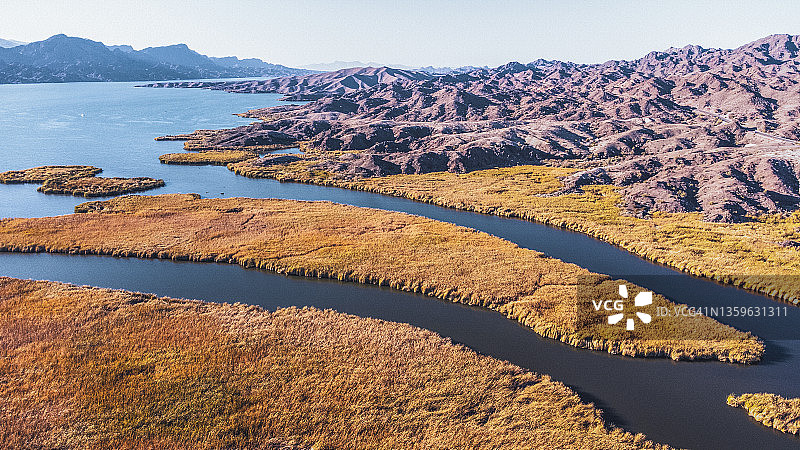 亚利桑那州和加利福尼亚州交界处的科罗拉多河图片素材