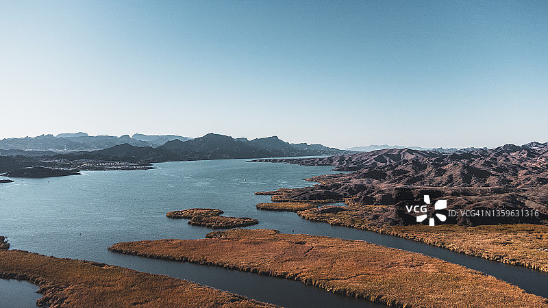 亚利桑那州和加利福尼亚州交界处的科罗拉多河图片素材