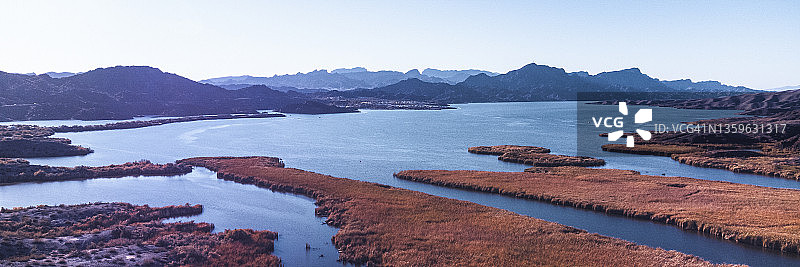 亚利桑那州和加利福尼亚州交界处的科罗拉多河图片素材