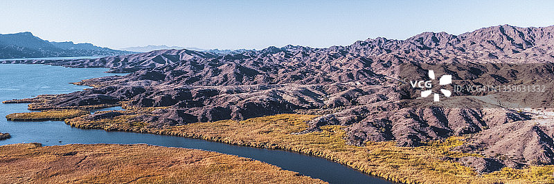 亚利桑那州和加利福尼亚州交界处的科罗拉多河图片素材