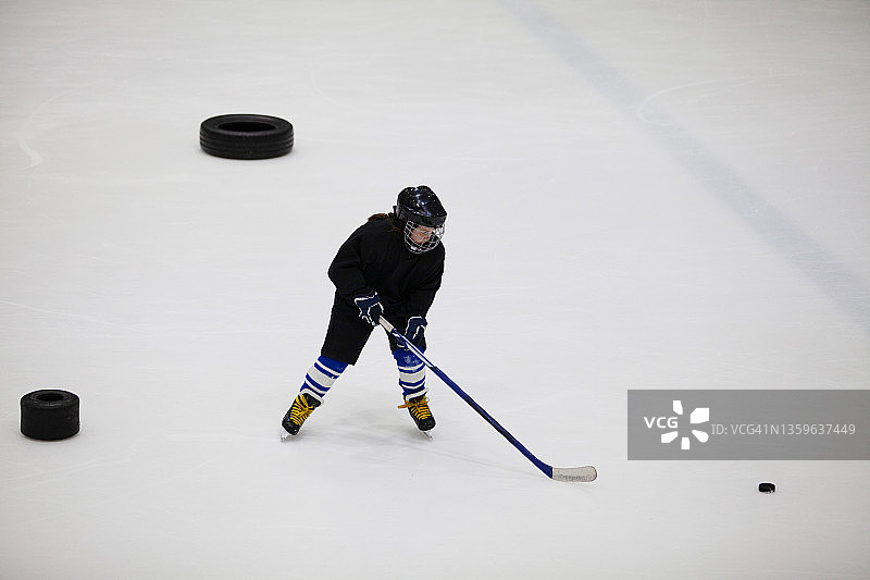 曲棍球场上的女孩曲棍球运动员图片素材