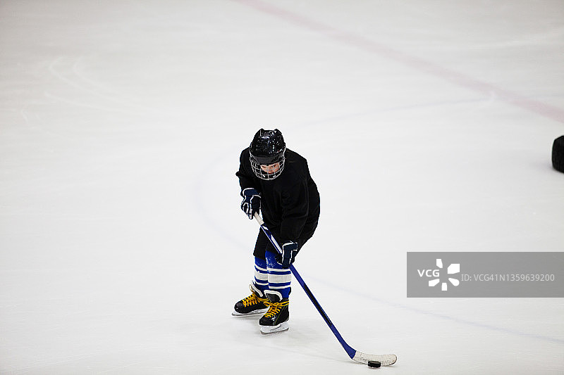 曲棍球场上的女孩曲棍球运动员图片素材